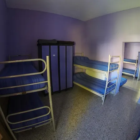 Hostel De *