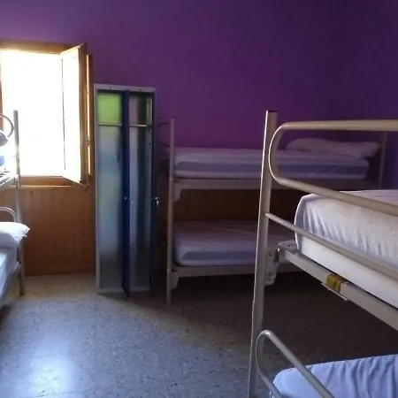 Ostello De *
